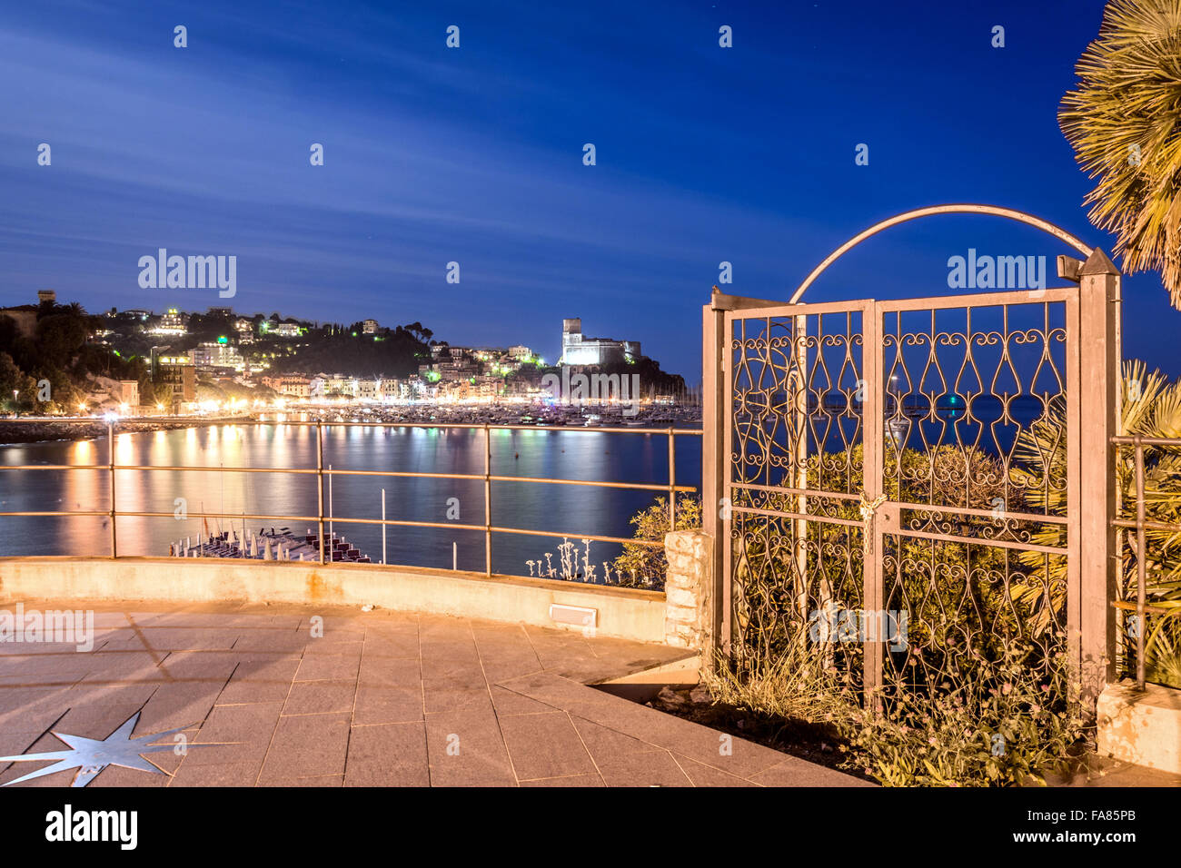 La nuit vue d'exposition, de port et de la vieille ville de Lerici, Italie. Banque D'Images