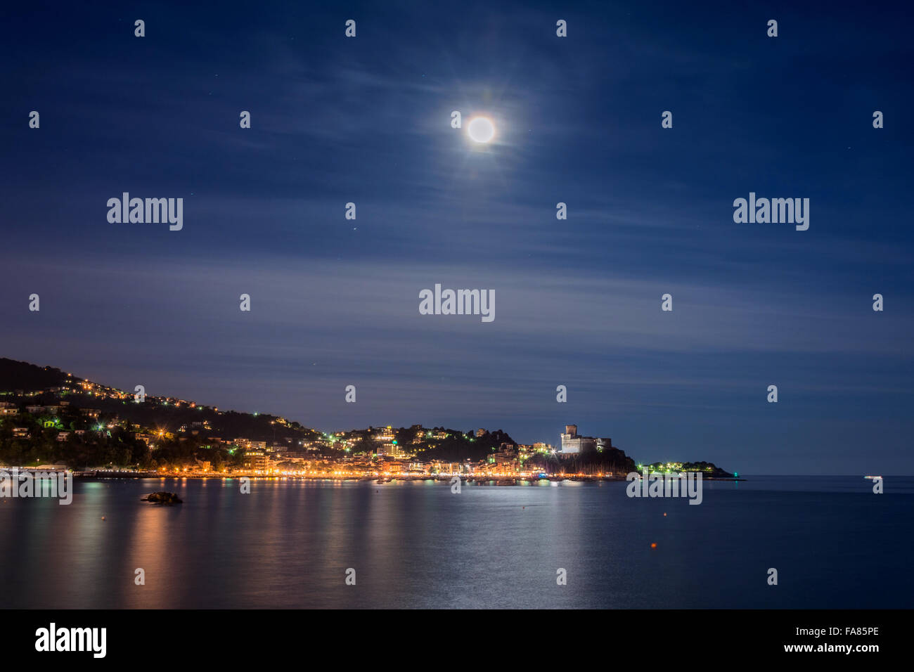 La nuit vue d'exposition, de port et de la vieille ville de Lerici, Italie. Banque D'Images