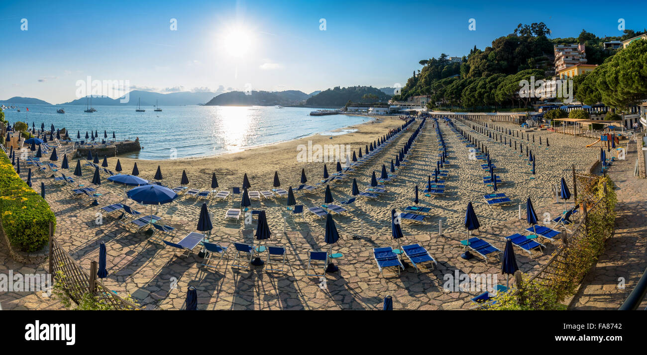 Coucher du soleil vue sur la plage et le Golfe des Poètes à Lerici, Italie. Banque D'Images