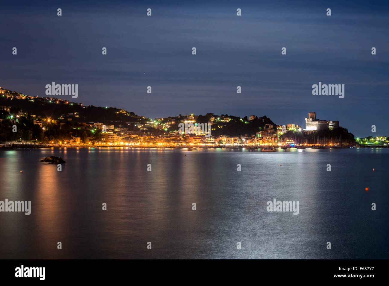 La nuit vue d'exposition, de port et de la vieille ville de Lerici, Italie. Banque D'Images