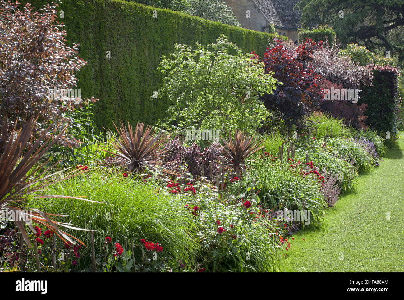 Le cadre rouge à Hidcote, Gloucestershire, en juin. Banque D'Images