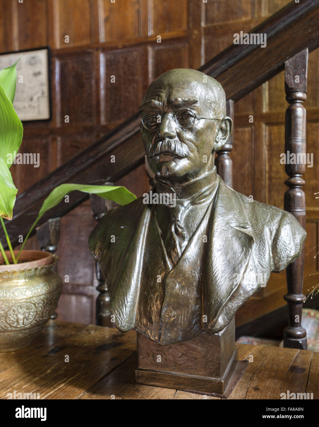 Rudyard Kipling par P. Lynge-Hutchinson dans le hall intérieur à Bateman's, East Sussex. Le bronze. Numéro d'inventaire 761574 National Trust. Bateman's était la maison de l'écrivain Rudyard Kipling de 1902 à 1936. Banque D'Images