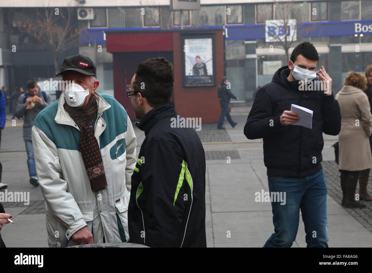 Sarajevo, Bosnie-Herzégovine. Dec 23, 2015. Les gens de se couvrir la bouche et le nez à Sarajevo, Bosnie-Herzégovine, le 23 décembre 2015. Le gouvernement du canton de Sarajevo annonce toutes les écoles primaires et secondaires sera fermé le 24 décembre. Credit : Haris Memija/Xinhua/Alamy Live News Banque D'Images