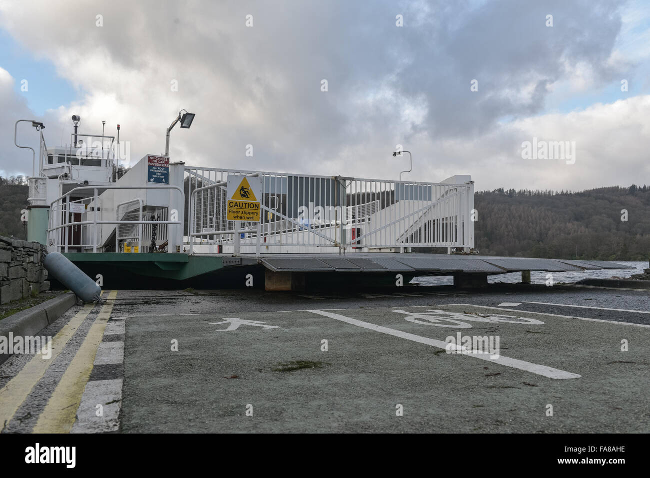 , Cumbria (Royaume-Uni). 23 Décembre, 2015. Bien que le traversier peut se déplacer d'un côté à l'autre, il ne peut pas laisser les véhicules en raison de l'aire d'être un pied plus haut que la route. Cela signifie un détournement de 20 minutes pour les véhicules autour du lac. Crédit : Michael Scott/Alamy Live News Banque D'Images