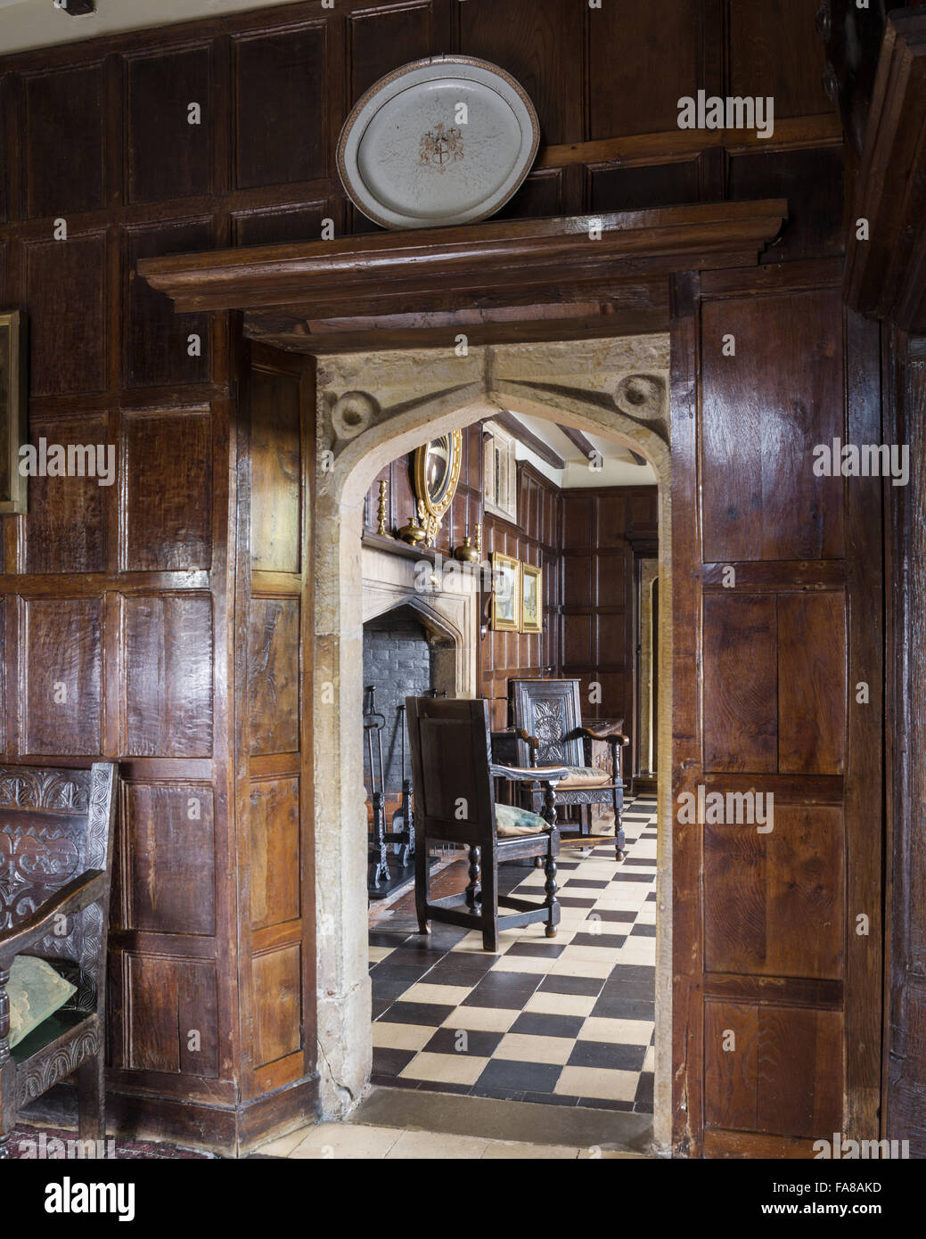 Vue de la salle depuis l'intérieur à l'Hall à Bateman's, East Sussex. Bateman's était la maison de l'écrivain Rudyard Kipling de 1902 à 1936. Banque D'Images