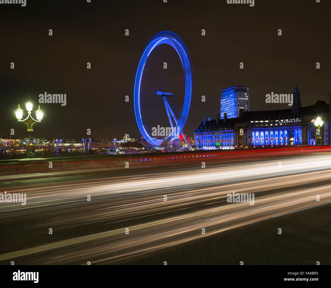 London Eye, County Hall, South Bank, la nuit, Londres, Angleterre, Royaume-Uni Banque D'Images