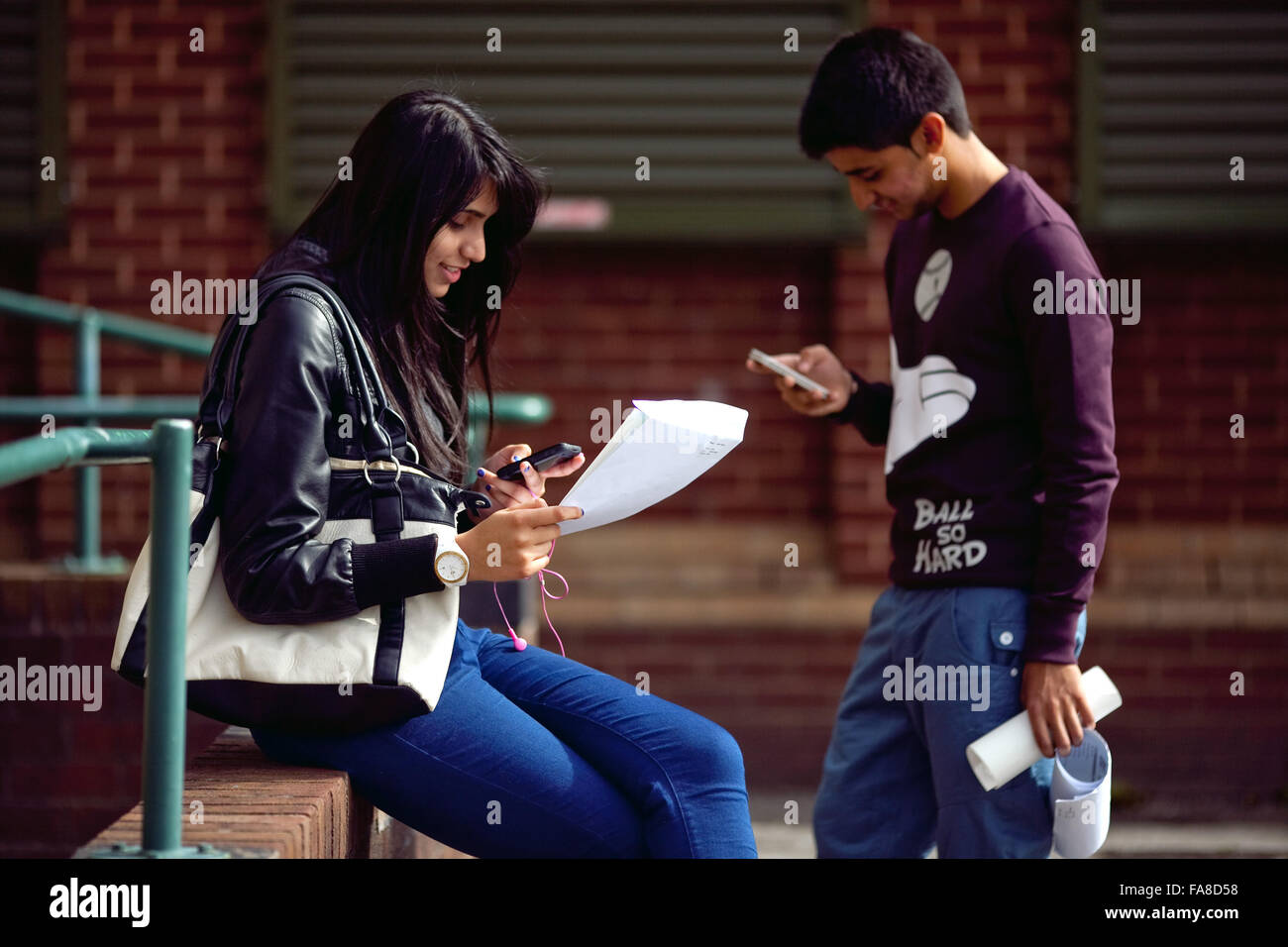 Résultats GCSE à Stretford High School , Stretford , Manchester Banque D'Images