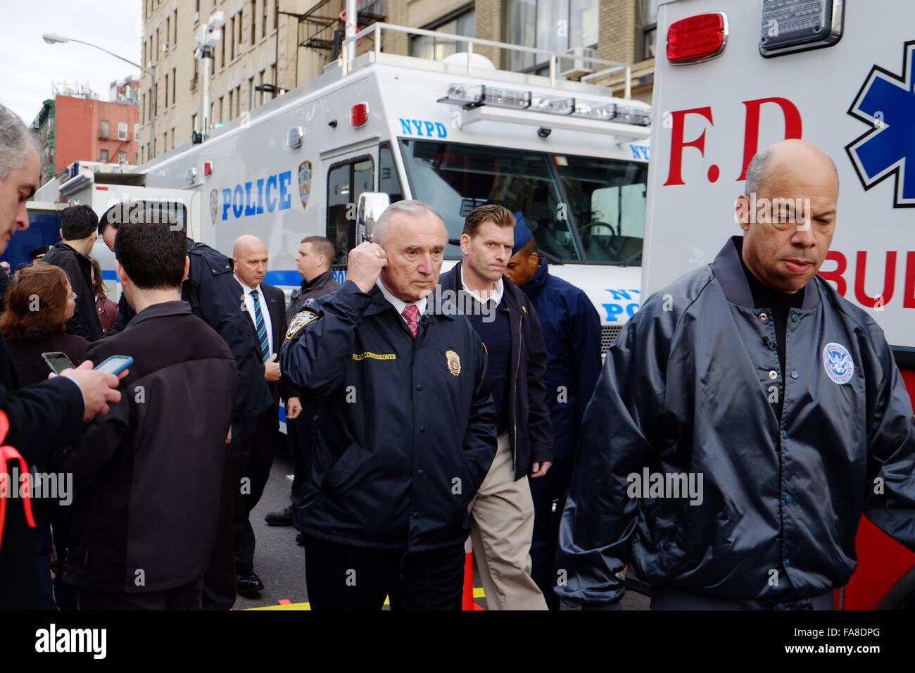 Le Département de la Police de New York (NYPD) mener un exercice d'entraînement de tireur actif dans le Lower Manhattan comprend : Maire Deblasio, Commissaire Bratton, Jeh Johnson, NYPD Où : New York City, New York, United States Quand : 22 Nov 2015 Banque D'Images