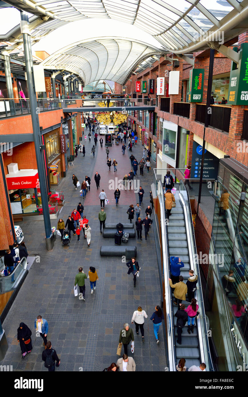Bristol, Royaume-Uni. 23 Décembre, 2015. Les décorations sont en place, Broadmead shopping centre milieu jour juste 2 jours avant Noël. Une journée avec le beau temps, la high street et des boutiques du centre commercial sont occupés mais pas bondé avec les consommateurs. Certaines ventes ont déjà commencé mais leur semble être un manque de l'écraser de personnes expérimentées dans les années précédentes. Banque D'Images