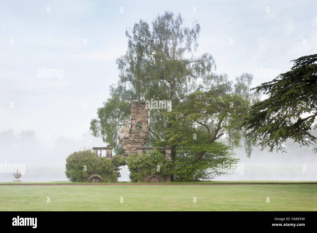 Les ruines sur un misty en juin sur l'Shugborough Estate, Staffordshire. Banque D'Images