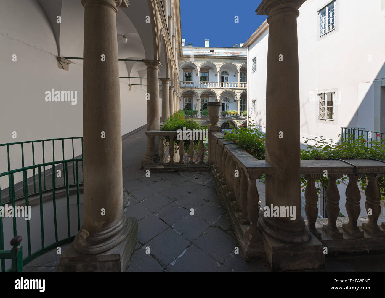 Balcon dans la cour de l'ancienne maison au centre-ville de Lvov Banque D'Images