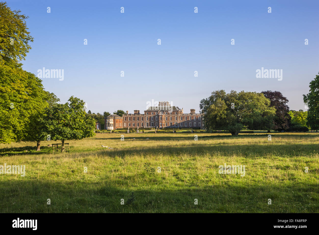 La façade nord de Wimpole Hall, Cambridgeshire, du parc. Banque D'Images