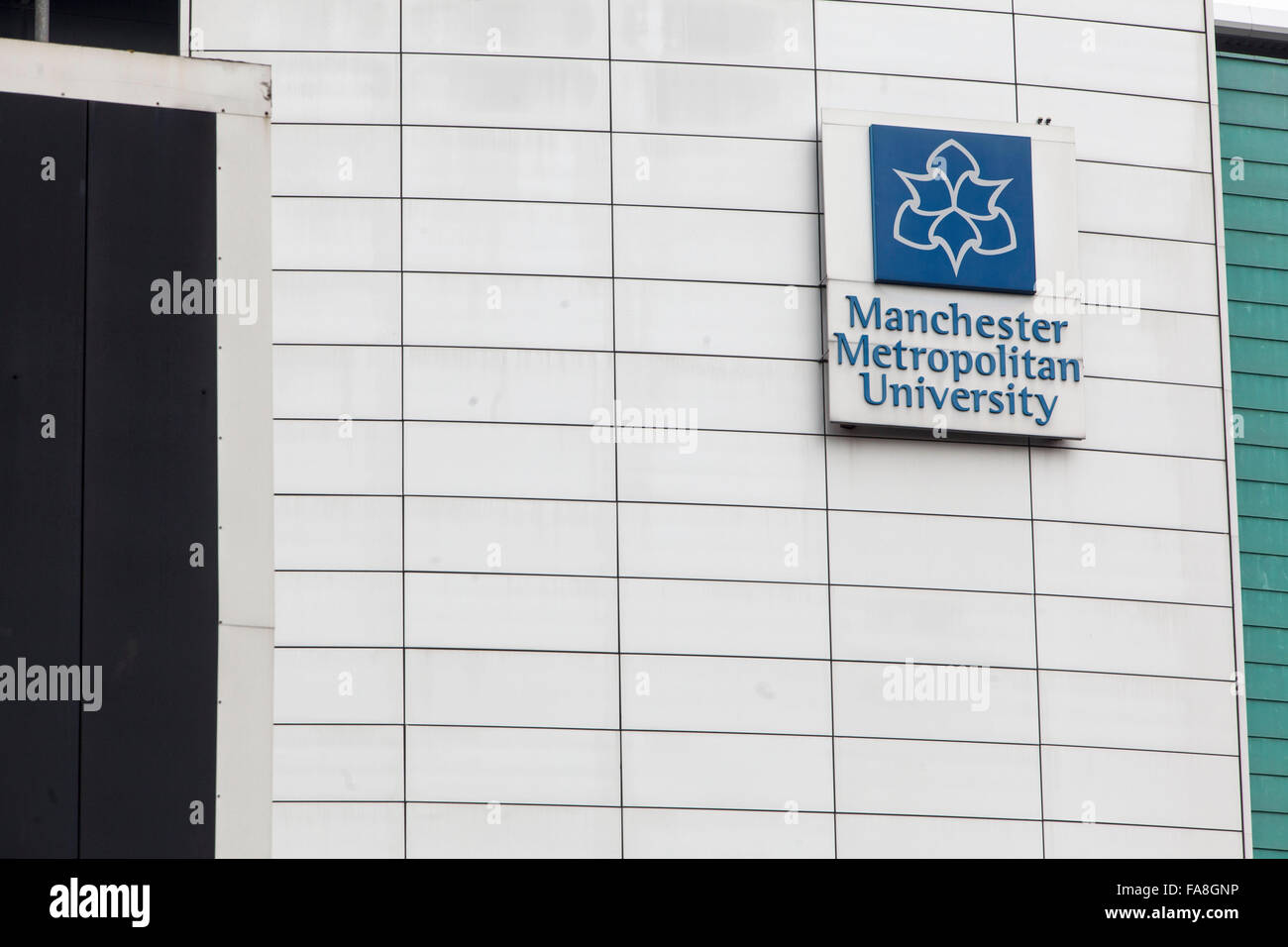 L'Université métropolitaine de Manchester sur le côté d'un bâtiment de l'université Banque D'Images