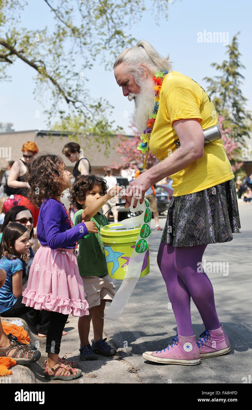 Un homme barbu portant une robe à la parade de mai à Minneapolis. Banque D'Images