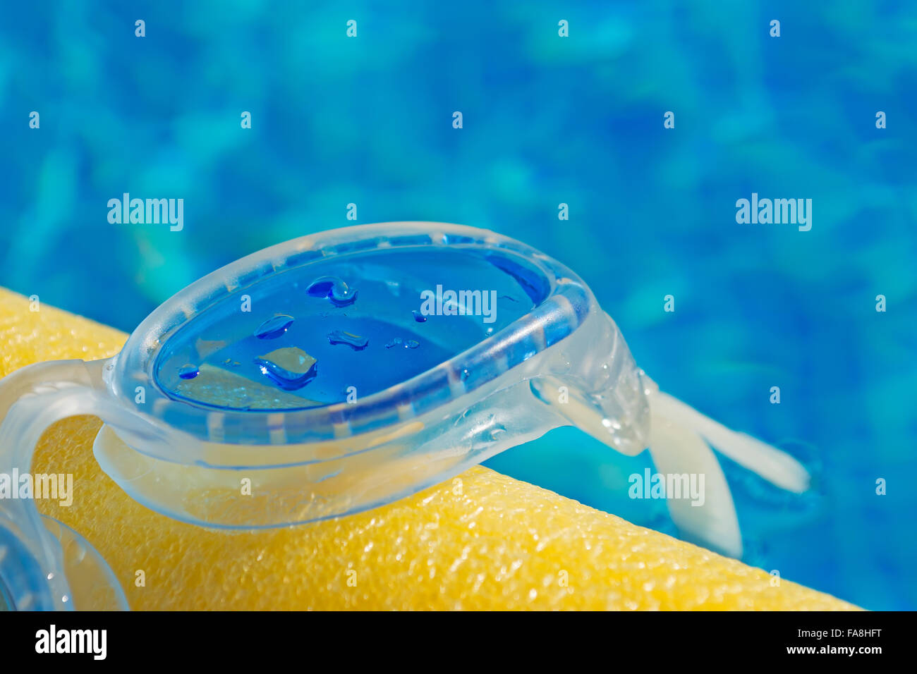 Close up de lunettes de piscine et de nouilles jaunes Banque D'Images