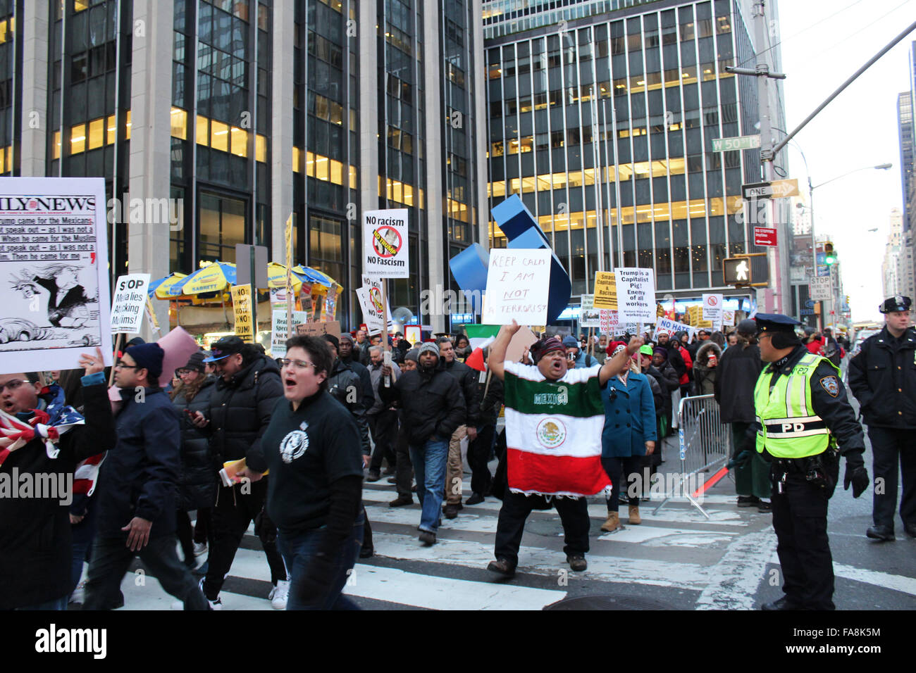 Manifestation anti trump new York Manhattan Fifth Avenue Banque D'Images