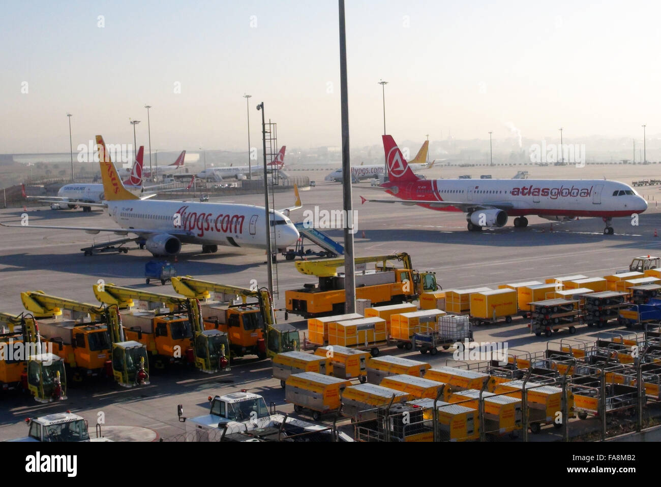 Istanbul. Dec 23, 2015. Photos prises le 23 décembre 2015 montre une vue générale de l'Agence internationale de l'aéroport de Sabiha Gökçen à Istanbul, Turquie. L'un est mort et l'un a été blessé après l'explosion a eu lieu à Istanbul, l'aéroport de Sabiha Gokcen international le mercredi, selon la presse turque. Credit : Cihan/Xinhua/Alamy Live News Banque D'Images