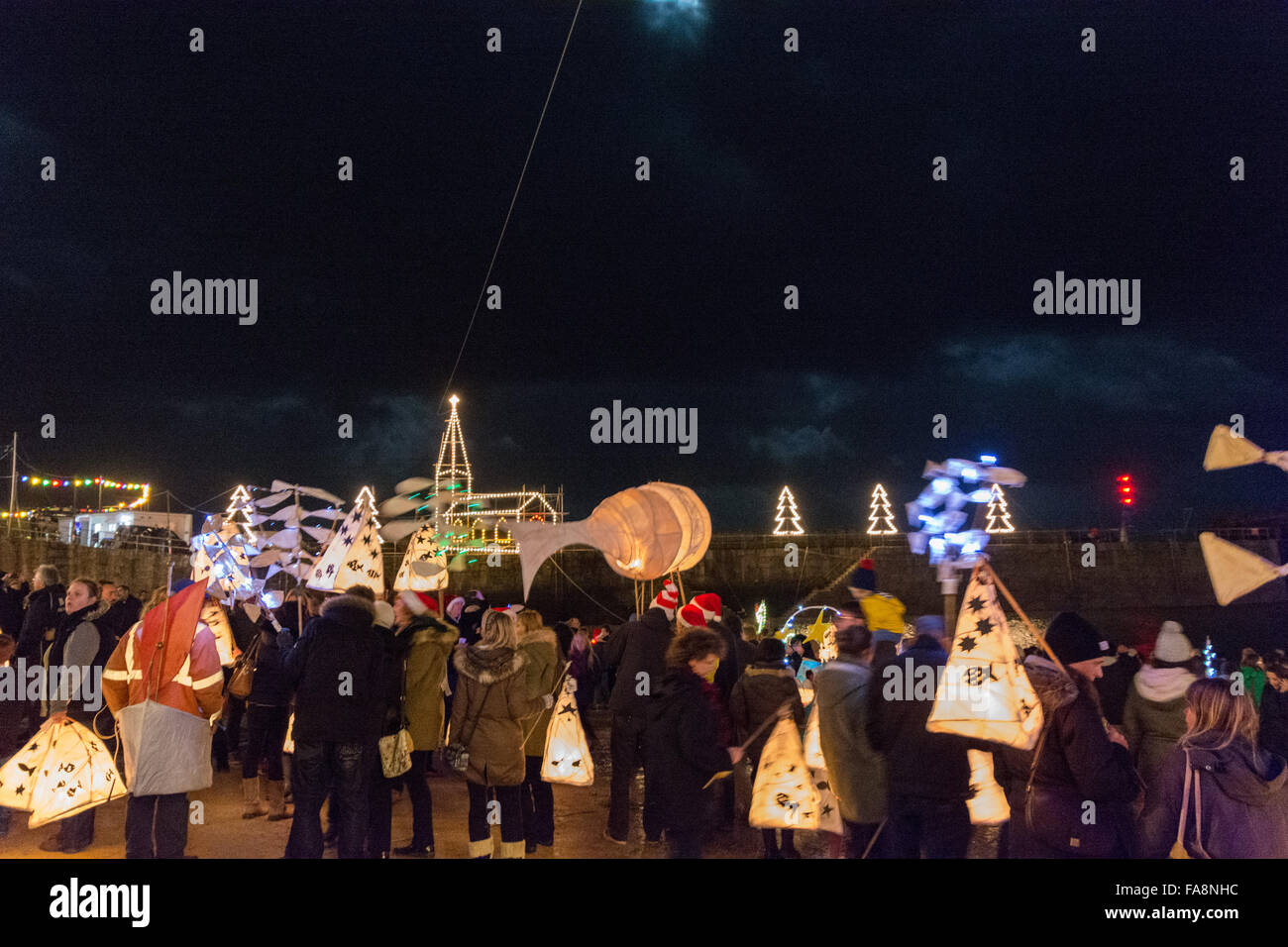 Mousehole, Cornwall, UK, le 23 décembre 2015. L'Bawcock Tom annuel procession dans Mousehole village de Cornwall. Tenue à l'occasion de la légendaire le Tom dans ses efforts pour sauver le village de la famine par en mer à pêcher dans une violente tempête. Le poisson Stargazy pie est servi dans les villages Ship Inn. Crédit : Simon Yates/Alamy Live News Banque D'Images