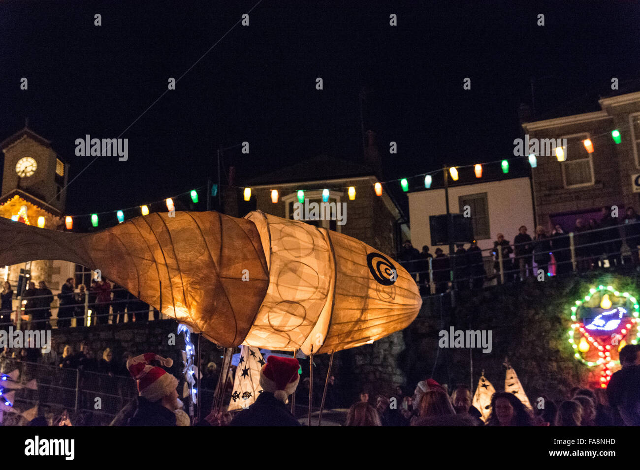 Mousehole, Cornwall, UK, le 23 décembre 2015. L'Bawcock Tom annuel procession dans Mousehole village de Cornwall. Tenue à l'occasion de la légendaire le Tom dans ses efforts pour sauver le village de la famine par en mer à pêcher dans une violente tempête. Le poisson Stargazy pie est servi dans les villages Ship Inn. Crédit : Simon Yates/Alamy Live News Banque D'Images