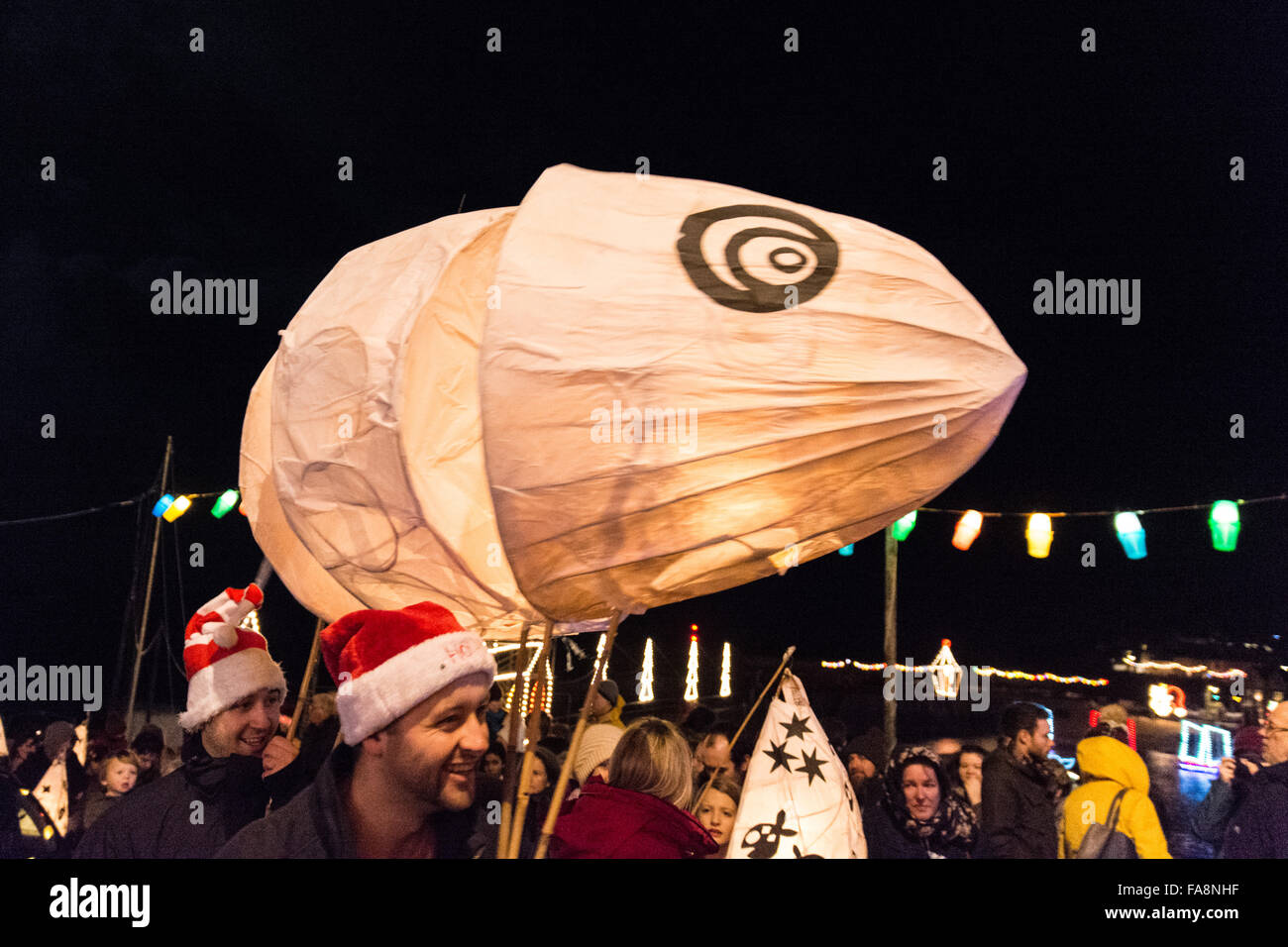 Mousehole, Cornwall, UK, le 23 décembre 2015. L'Bawcock Tom annuel procession dans Mousehole village de Cornwall. Tenue à l'occasion de la légendaire le Tom dans ses efforts pour sauver le village de la famine par en mer à pêcher dans une violente tempête. Le poisson Stargazy pie est servi dans les villages Ship Inn. Crédit : Simon Yates/Alamy Live News Banque D'Images