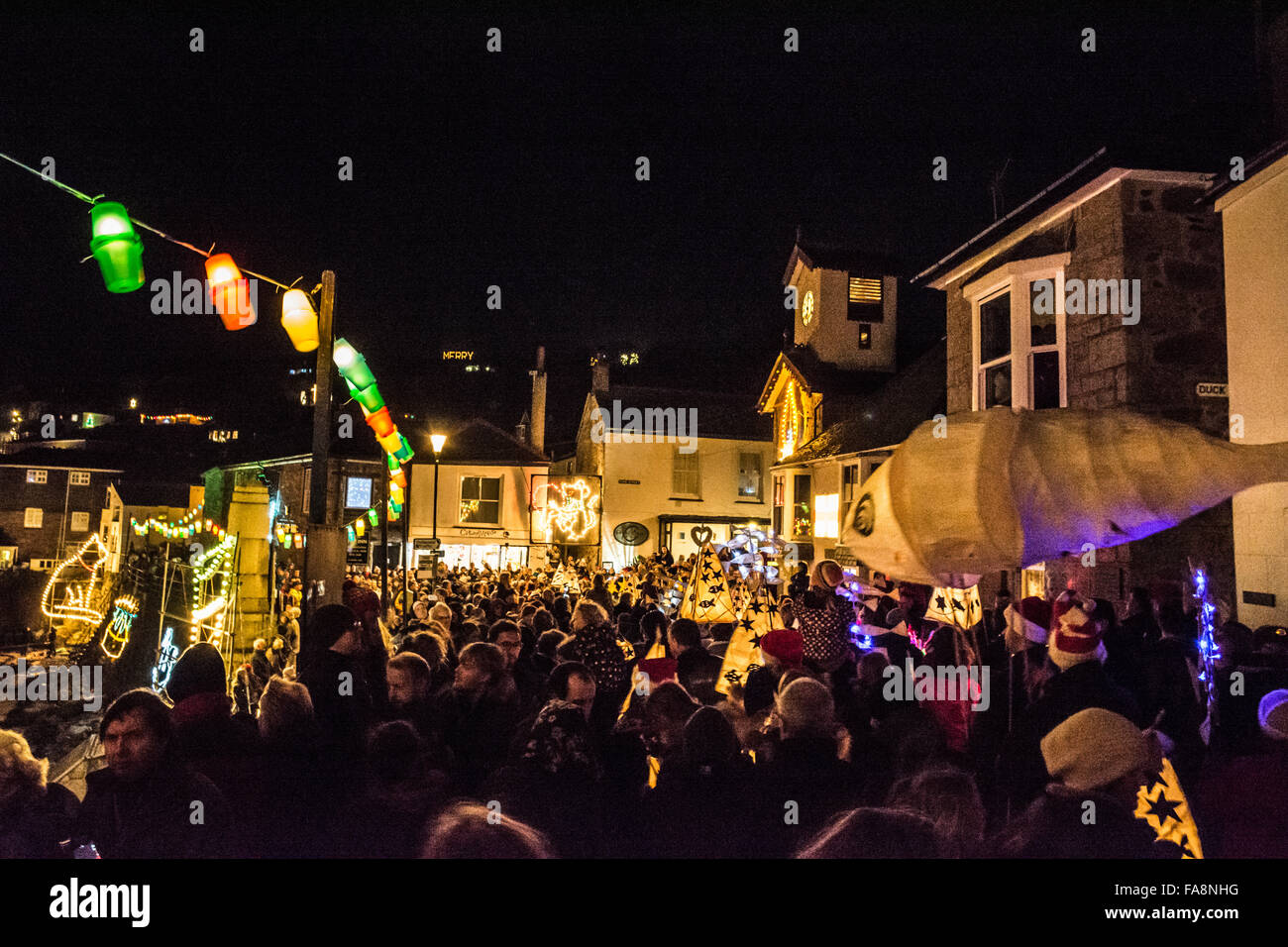 Mousehole, Cornwall, UK, le 23 décembre 2015. L'Bawcock Tom annuel procession dans Mousehole village de Cornwall. Tenue à l'occasion de la légendaire le Tom dans ses efforts pour sauver le village de la famine par en mer à pêcher dans une violente tempête. Le poisson Stargazy pie est servi dans les villages Ship Inn. Crédit : Simon Yates/Alamy Live News Banque D'Images