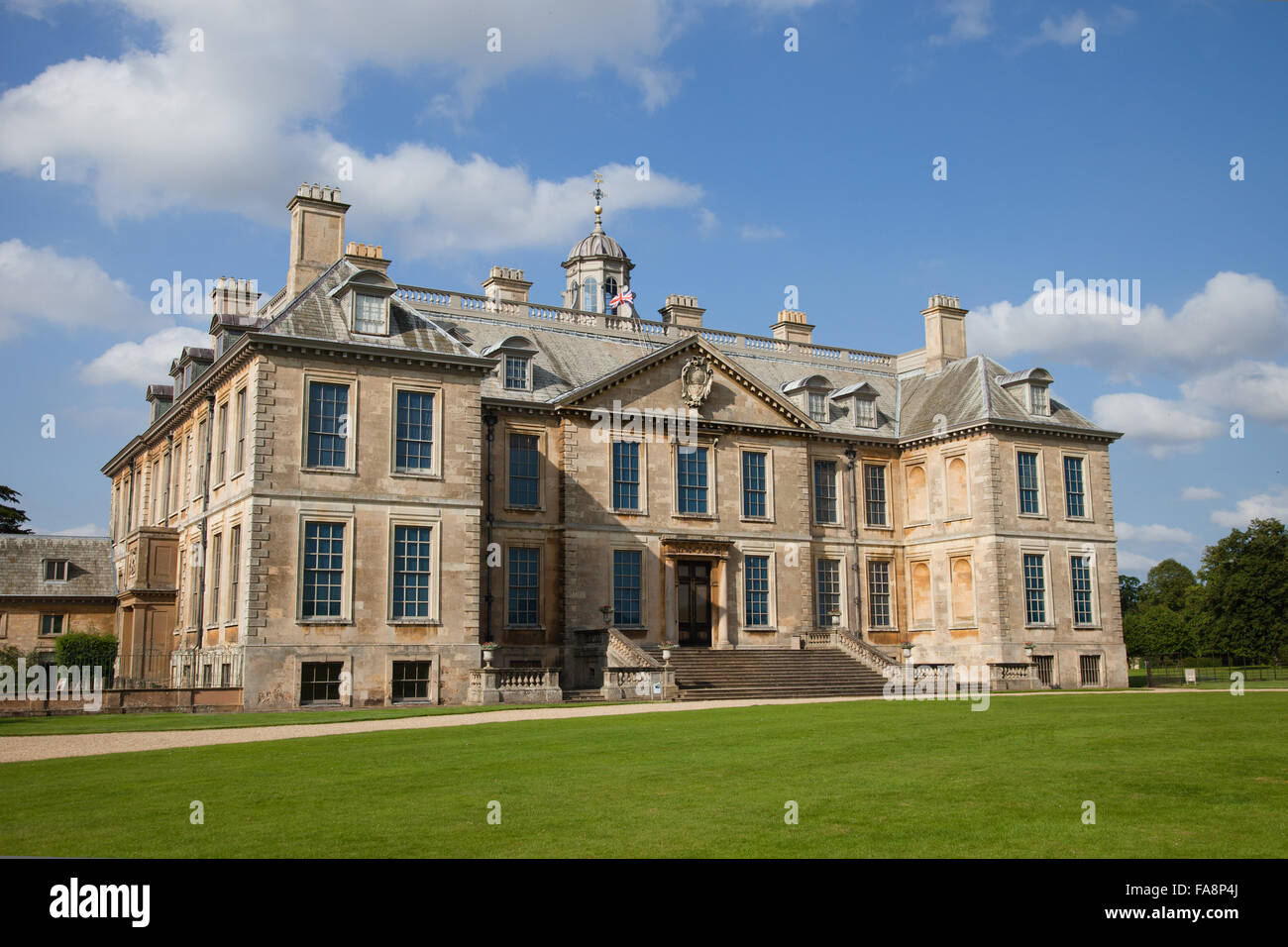 La façade sud à Belton House, Lincolnshire. La maison a été construite en 1680 et son concepteur est pensé pour être William Winde. Banque D'Images