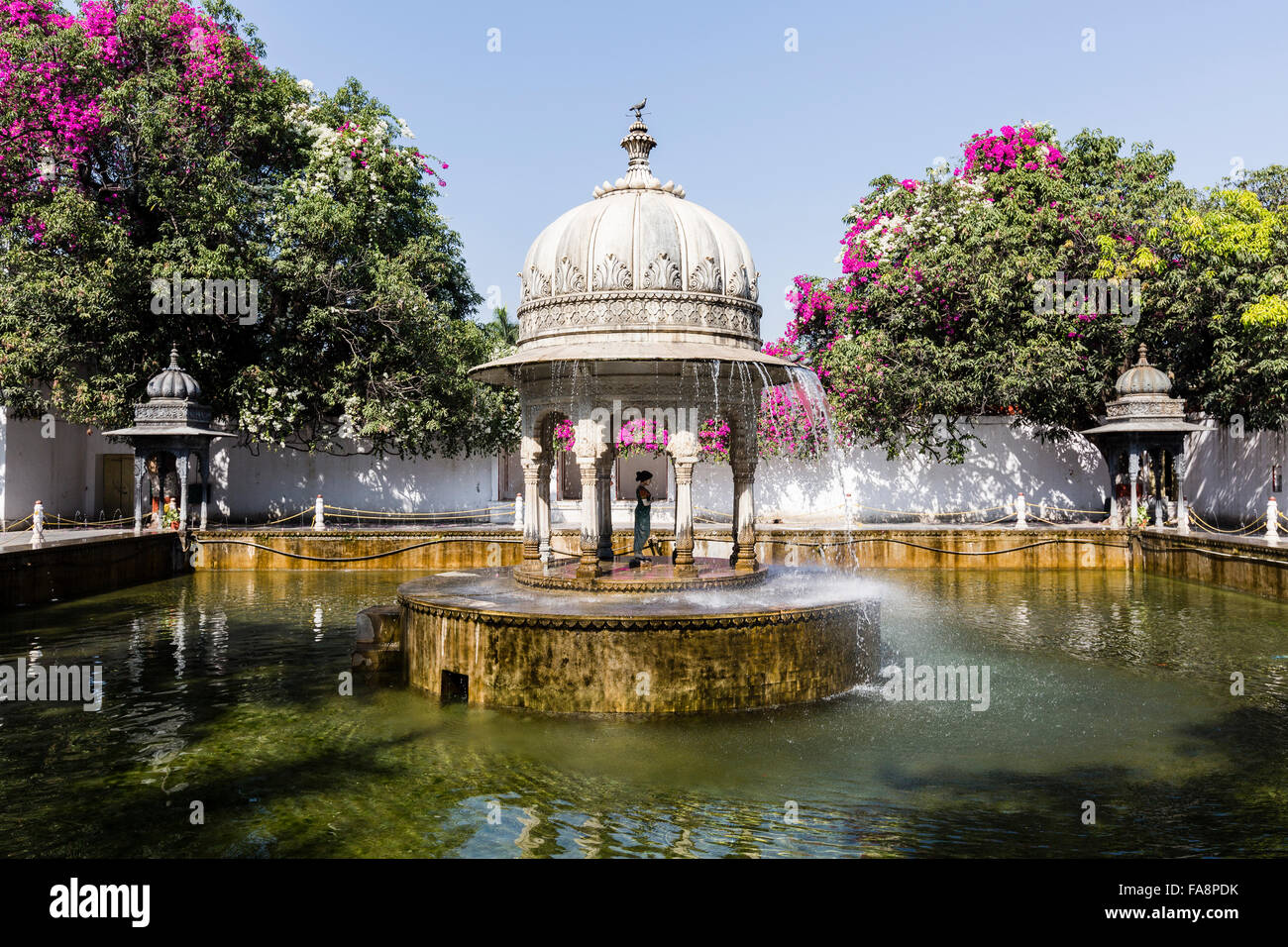 Une vue sur la Cour du Maidens (Saheliyon-ki-Bari) dans Usaipur, Rajasthan Banque D'Images