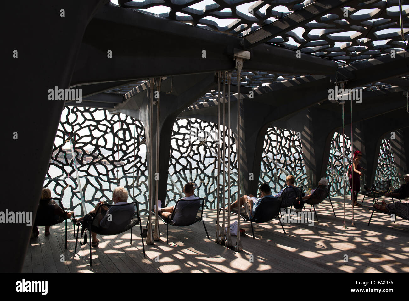 Les gens de vous détendre sur le toit-terrasse de l'MUCEM musée dans le Vieux-Port, ou de vieux Port, à Marseille, France. Banque D'Images Les gens de vous détendre sur le toit-terrasse de l'MUCEM musée dans le Vieux-Port, ou de vieux Port, à Marseille, France. Banque D'Images