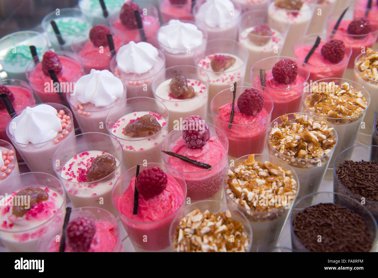 Des spécialités de crème glacée sur l'affichage à l'Hôtel Le Glacier du Roi,  un glacier situé dans le quartier du Panier de Marseille, France Photo  Stock - Alamy