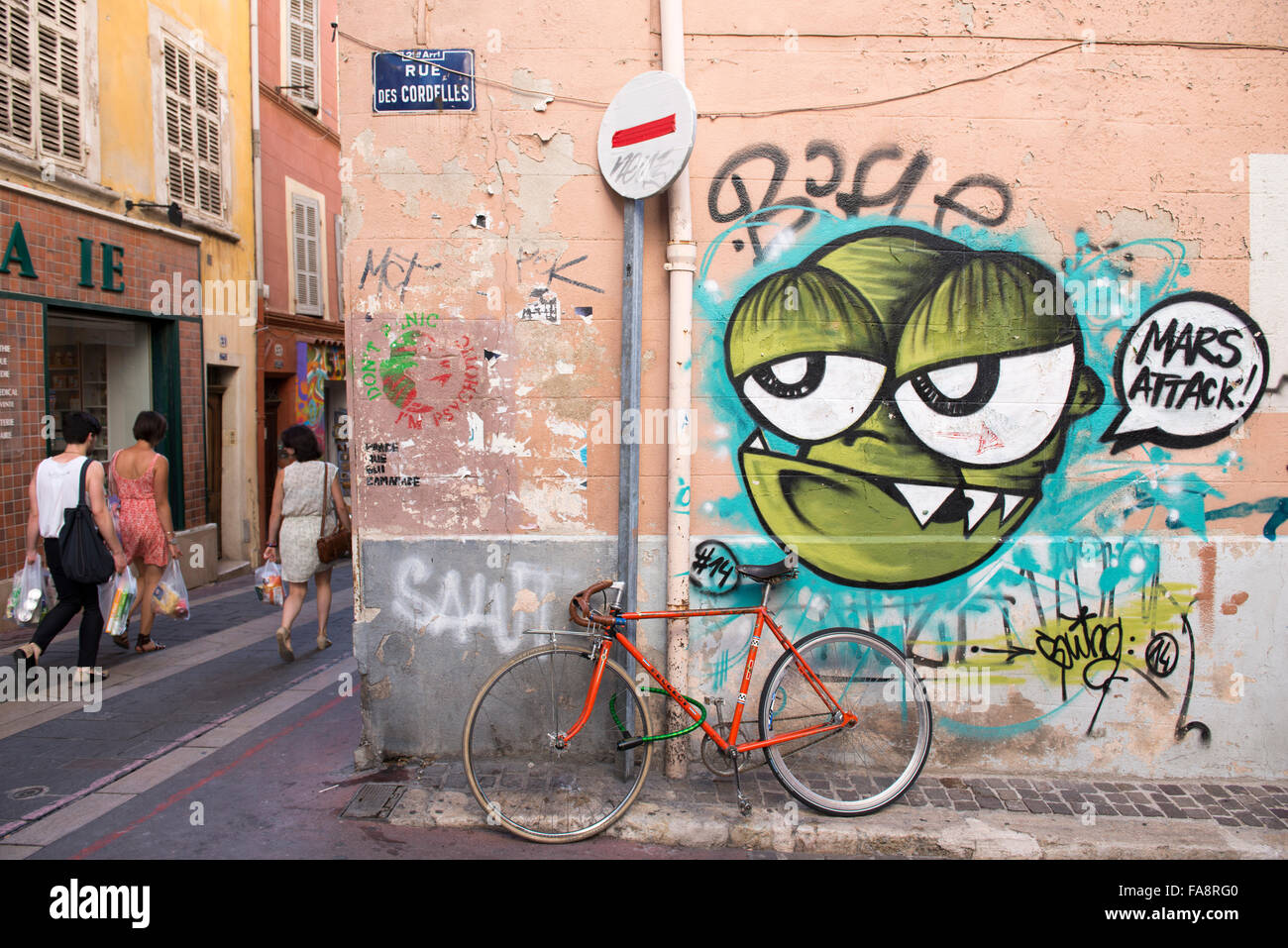 Col Shoppers les murs sont couverts de graffitis dans le panier près de Marseille, France. Banque D'Images