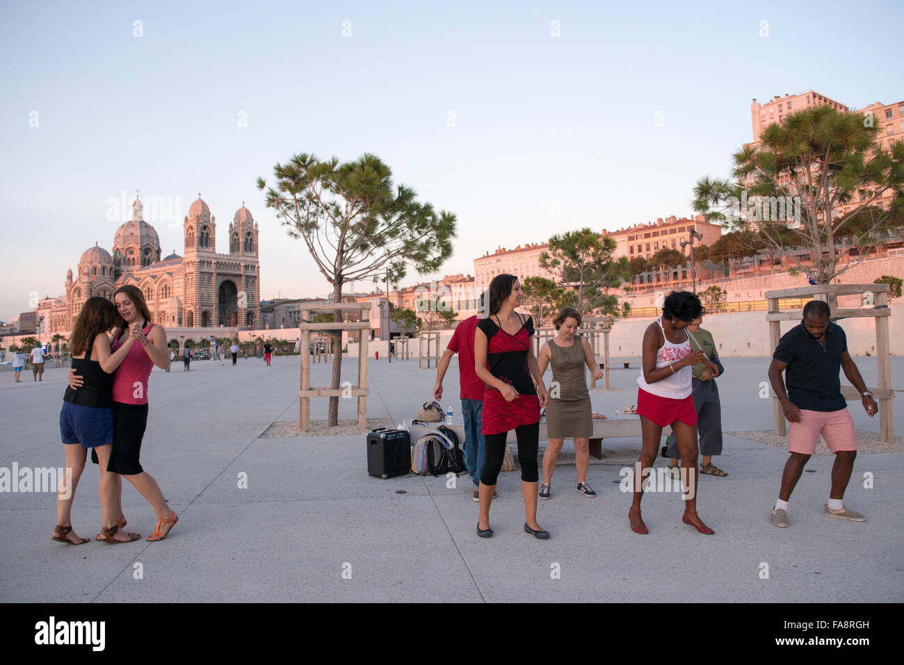 Personnes dans un groupe de danse folklorique brésilien recueillir sur le Vieux Port par la cathédrale de Marseille pour pratiquer la danse. Banque D'Images