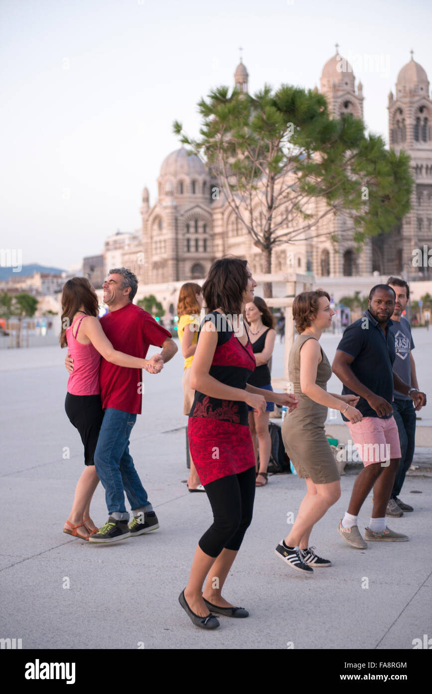 Personnes dans un groupe de danse folklorique brésilien recueillir sur le Vieux Port par la cathédrale de Marseille pour pratiquer la danse. Banque D'Images