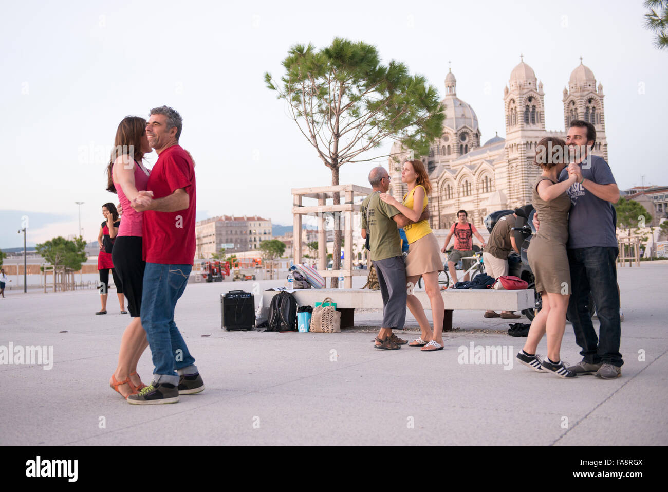 Personnes dans un groupe de danse folklorique brésilien recueillir sur le Vieux Port par la cathédrale de Marseille pour pratiquer la danse. Banque D'Images