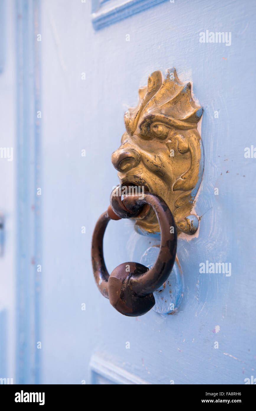 Un vieux doorknocker sur une porte bleu coloré dans le panier près de Marseille, France. Banque D'Images