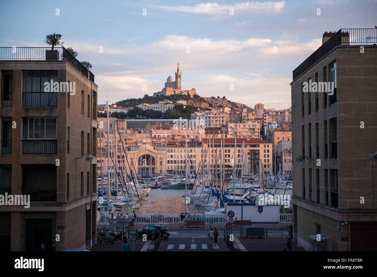 Vue sur la Basilique de Notre-Dame de la garde et le Vieux-Port, ou de vieux Port, à Marseille, France. Banque D'Images Vue sur la Basilique de Notre-Dame de la garde et le Vieux-Port, ou de vieux Port, à Marseille, France. Banque D'Images