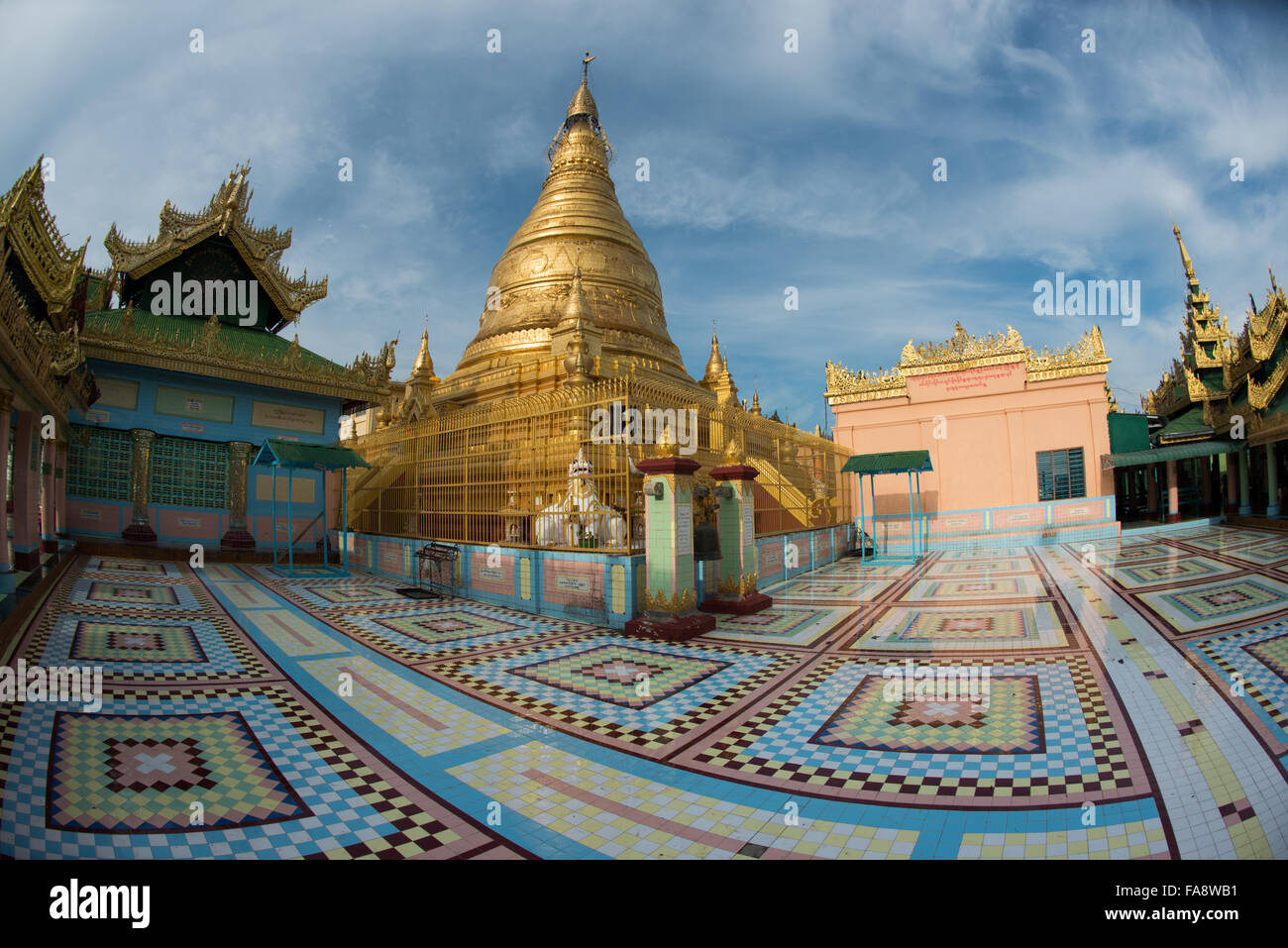 SAGAING, Myanmar — cour carrelée de la pagode Soon Oo Pon Nya Shin. Située au sommet de la colline Nga-pha, la pagode Soon Oo Pon Nya Shin est l'une des multiples pagodes et temples du quartier religieux de Sagaing, près de Mandalay. La pagode originale date de 674. Banque D'Images