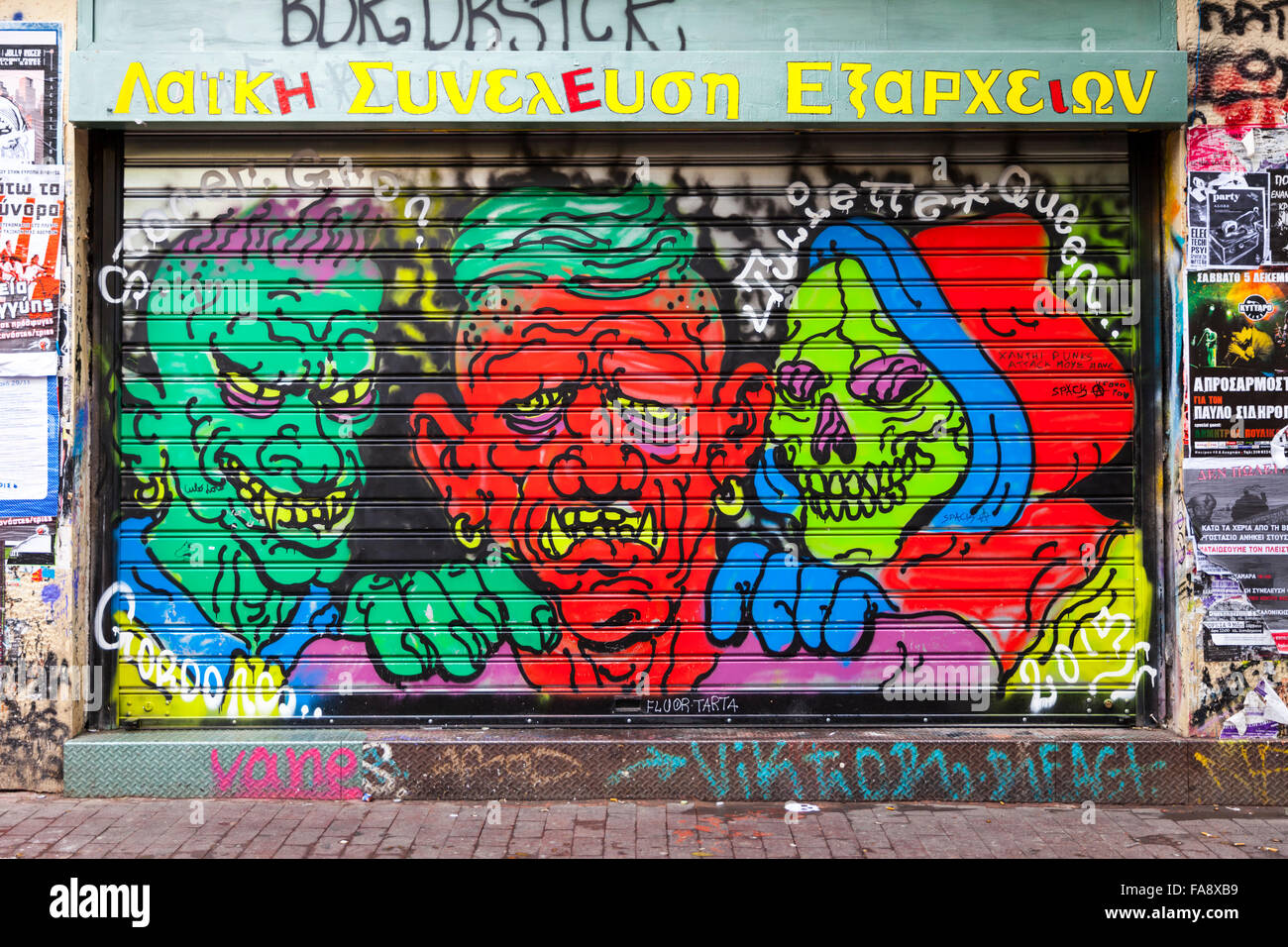 Graffiti commerciaux sur la devanture d'une boutique de volets porte dans le domaine de l'Exarcheia Athènes, Grèce Banque D'Images