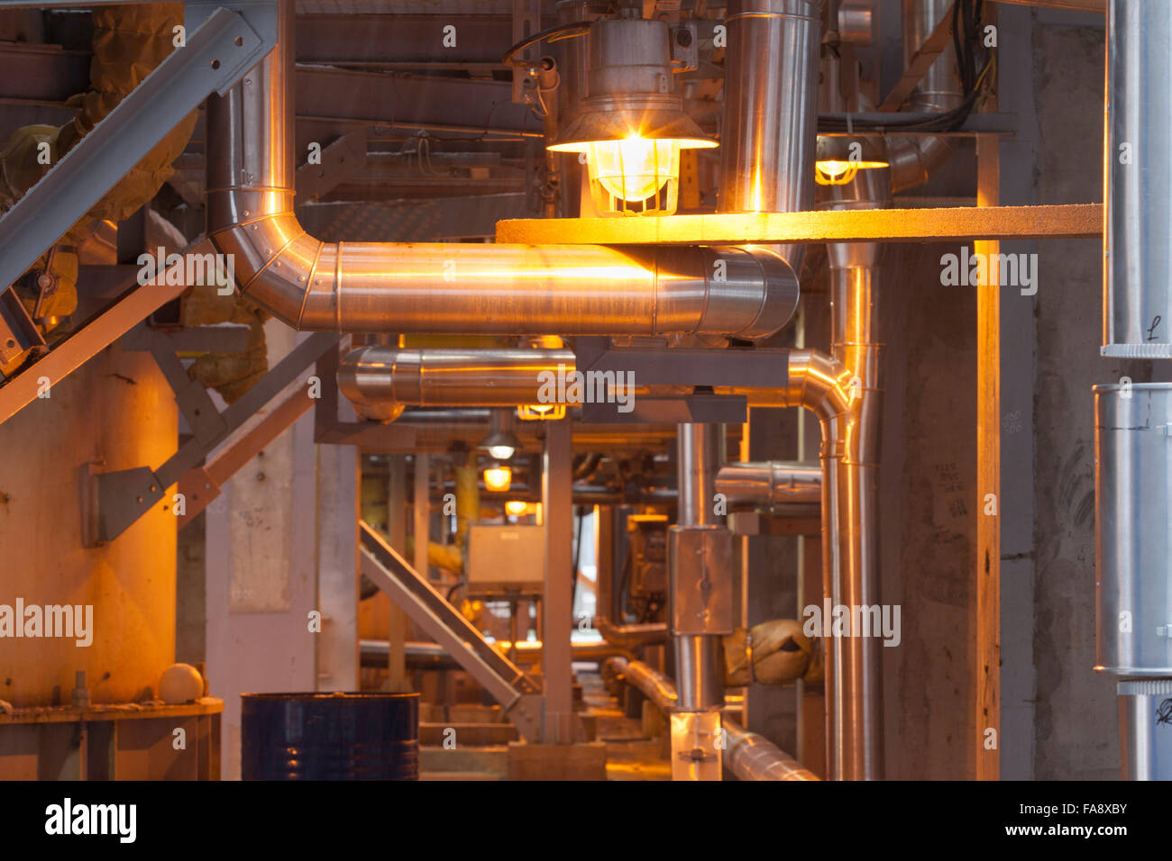 Couloir sur l'usine éclairée par une lampe, structure en acier tuyau Banque D'Images