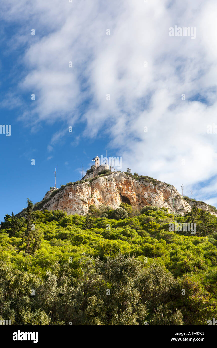 Le mont Lycabette, une colline calcaire avec des pins à sa base, et une destination touristique populaire à Athènes, Grèce Banque D'Images