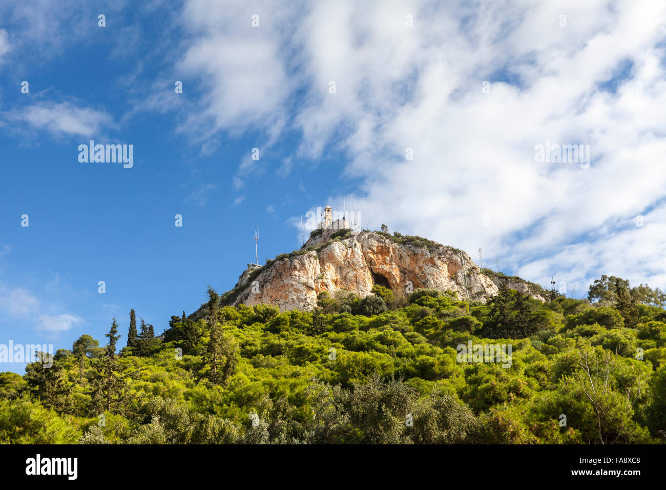 Le mont Lycabette, une colline calcaire avec des pins à sa base, et une destination touristique populaire à Athènes, Grèce Banque D'Images