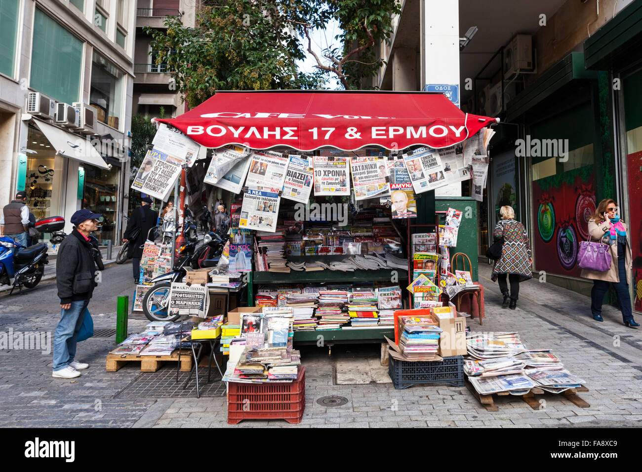 Kiosque de la rue Ermou, la principale rue commerçante dans le centre d'Athènes, Grèce Banque D'Images