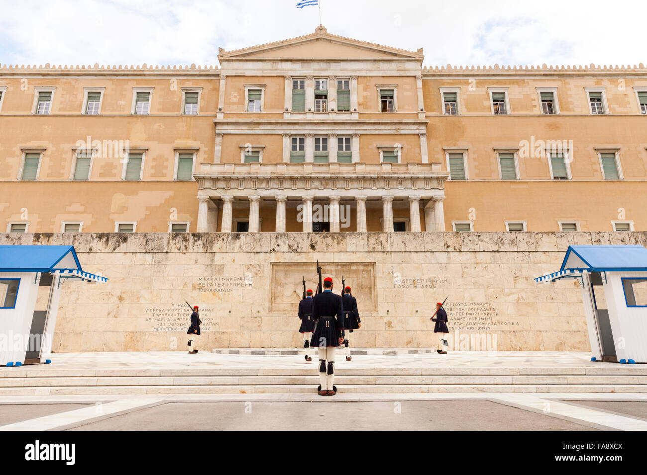 Le parlement hellénique, le bâtiment du parlement grec dans l'ancien Palais Royal, avec les soldats de la Garde Présidentielle, Athènes Banque D'Images