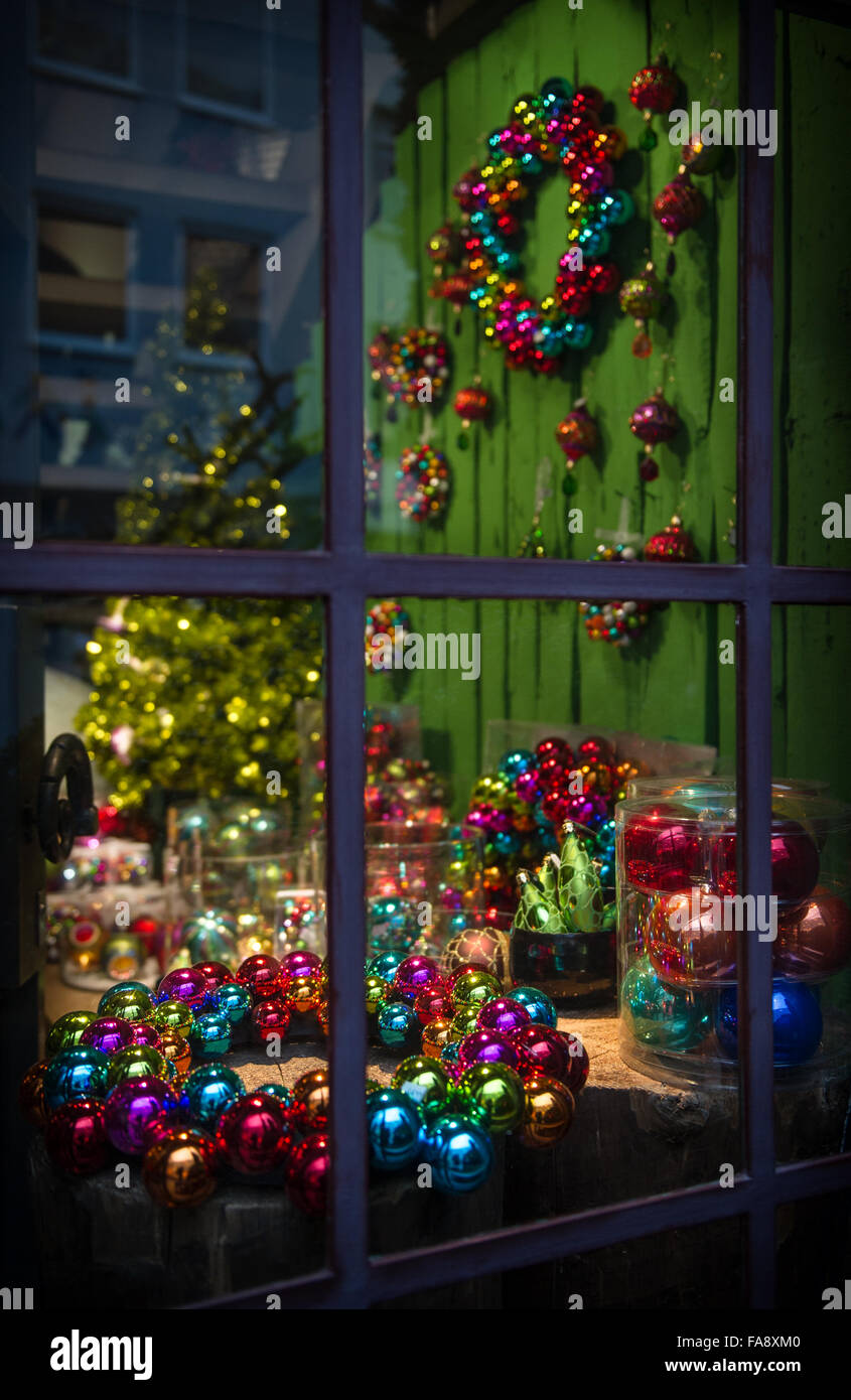 Décoration de Noël. Nuit à la fenêtre avec lumières de fête et des ornements. Focus sélectif. Banque D'Images