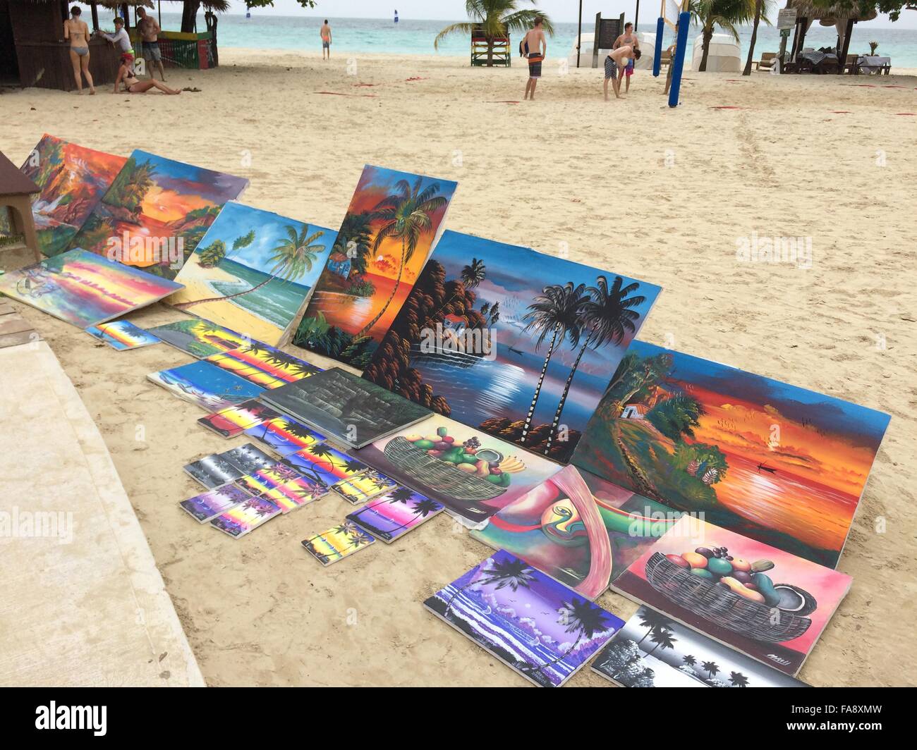 Peintures affichées sur Seven Mile Beach à Negril, Jamaïque Banque D'Images