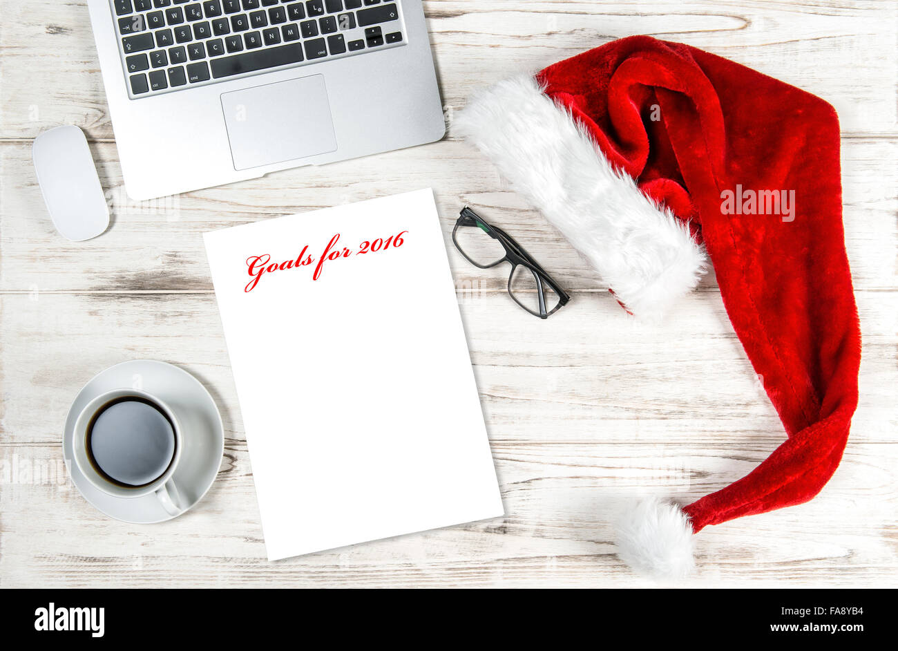 Travail de bureau avec ordinateur, café et décoration de Noël. Les vacances d'entreprise Concept avec l'exemple de texte Objectifs pour 2016 Banque D'Images