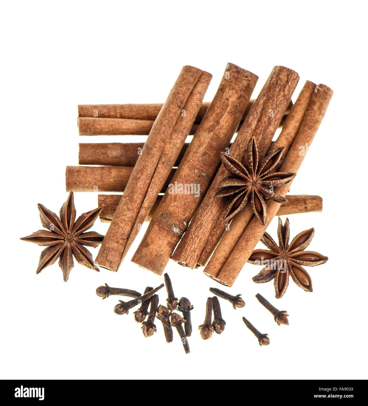 Noël nourriture d'épices. Vin chaud et biscuits au gingembre ingrédients isolés dans l'arrière-plan blanc Banque D'Images