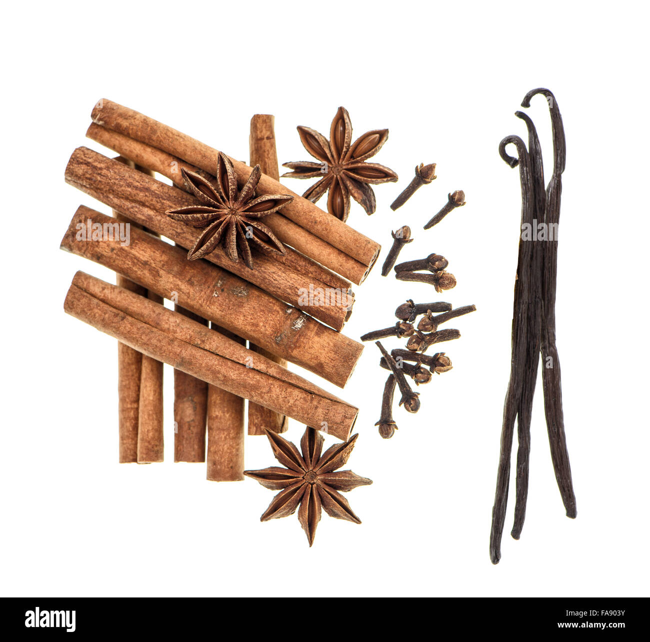 Épices cannelle, badiane, girofle, vanille. Ingrédients alimentaires Noël isolé en fond blanc Banque D'Images