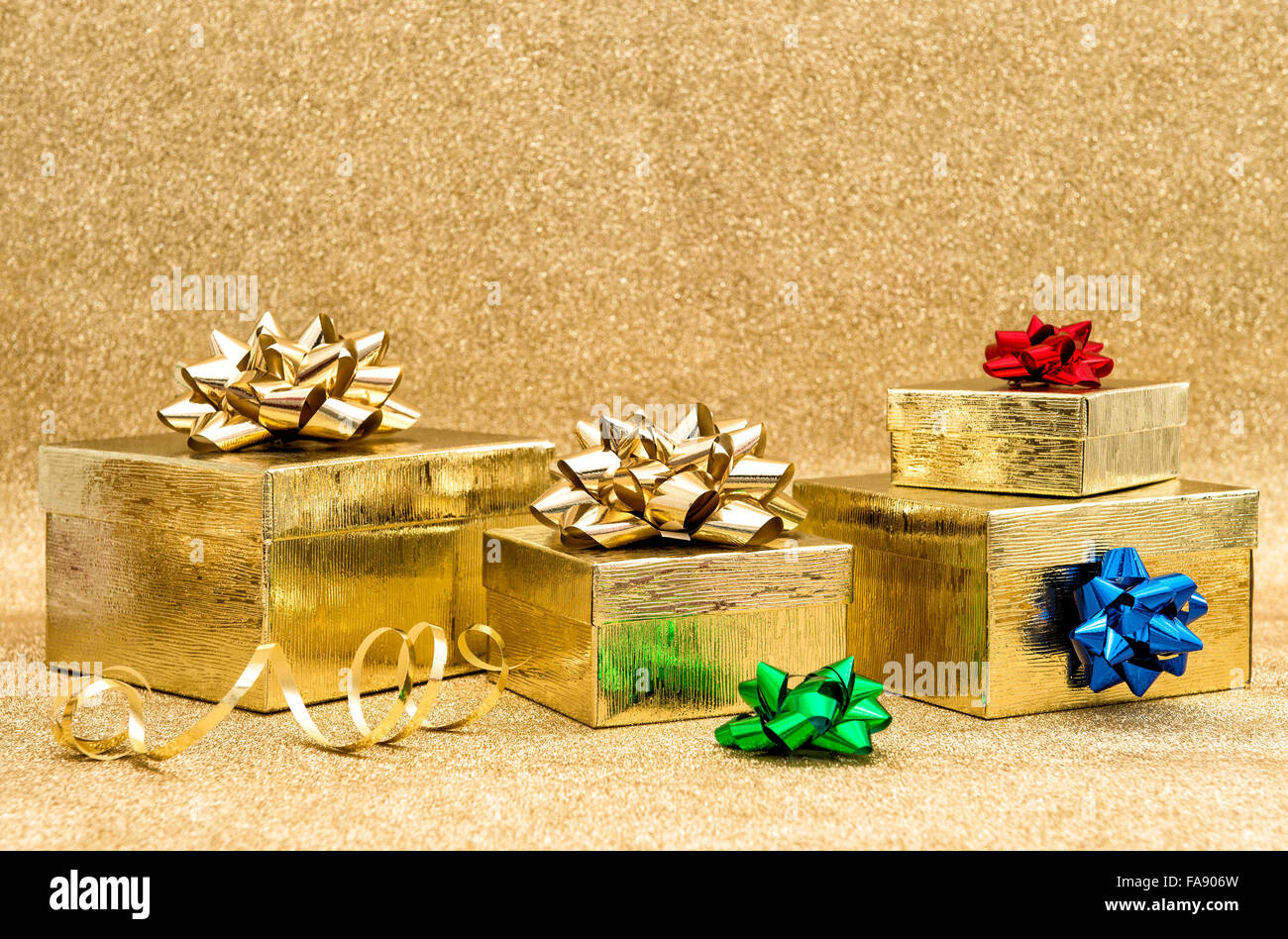 Boîtes cadeaux avec golden ribbon bow. Décoration vacances colorés Banque D'Images