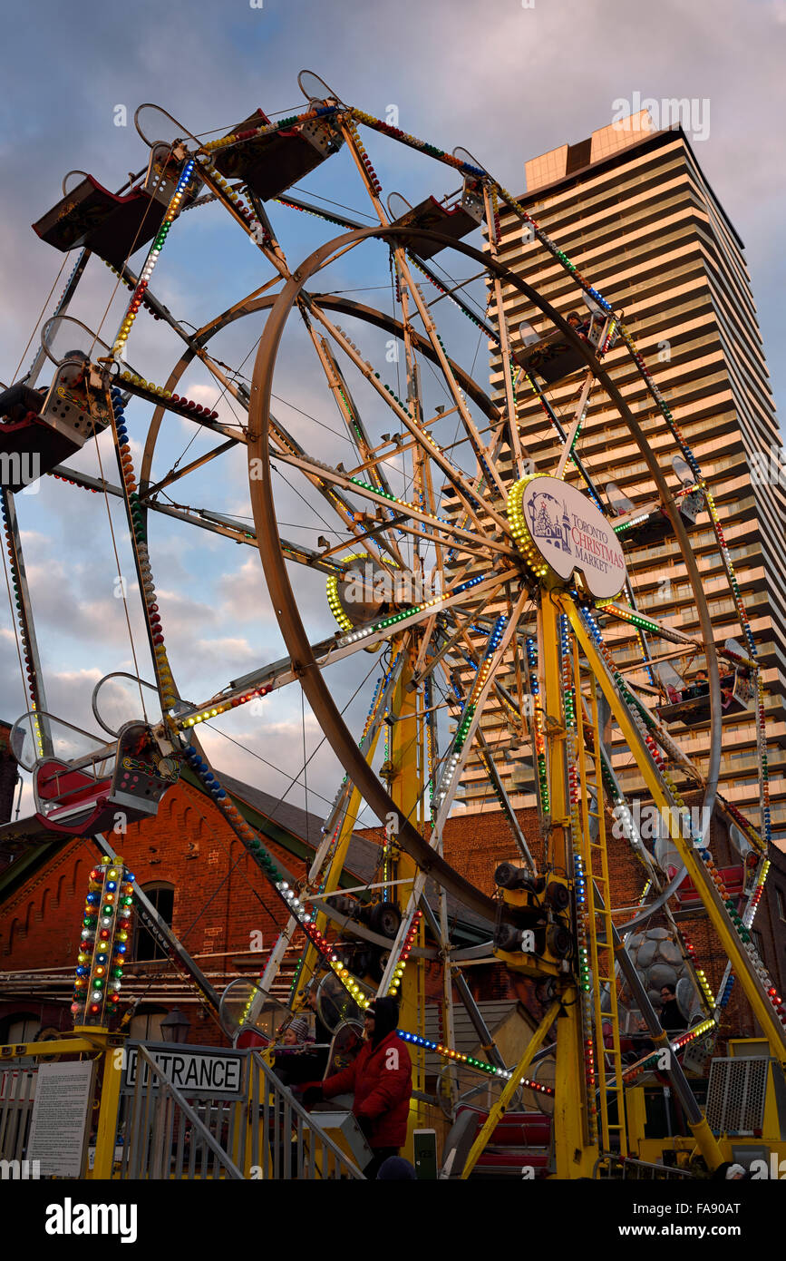 Grande Roue du Marché de Noël de Toronto au Distillery District au coucher du soleil Banque D'Images