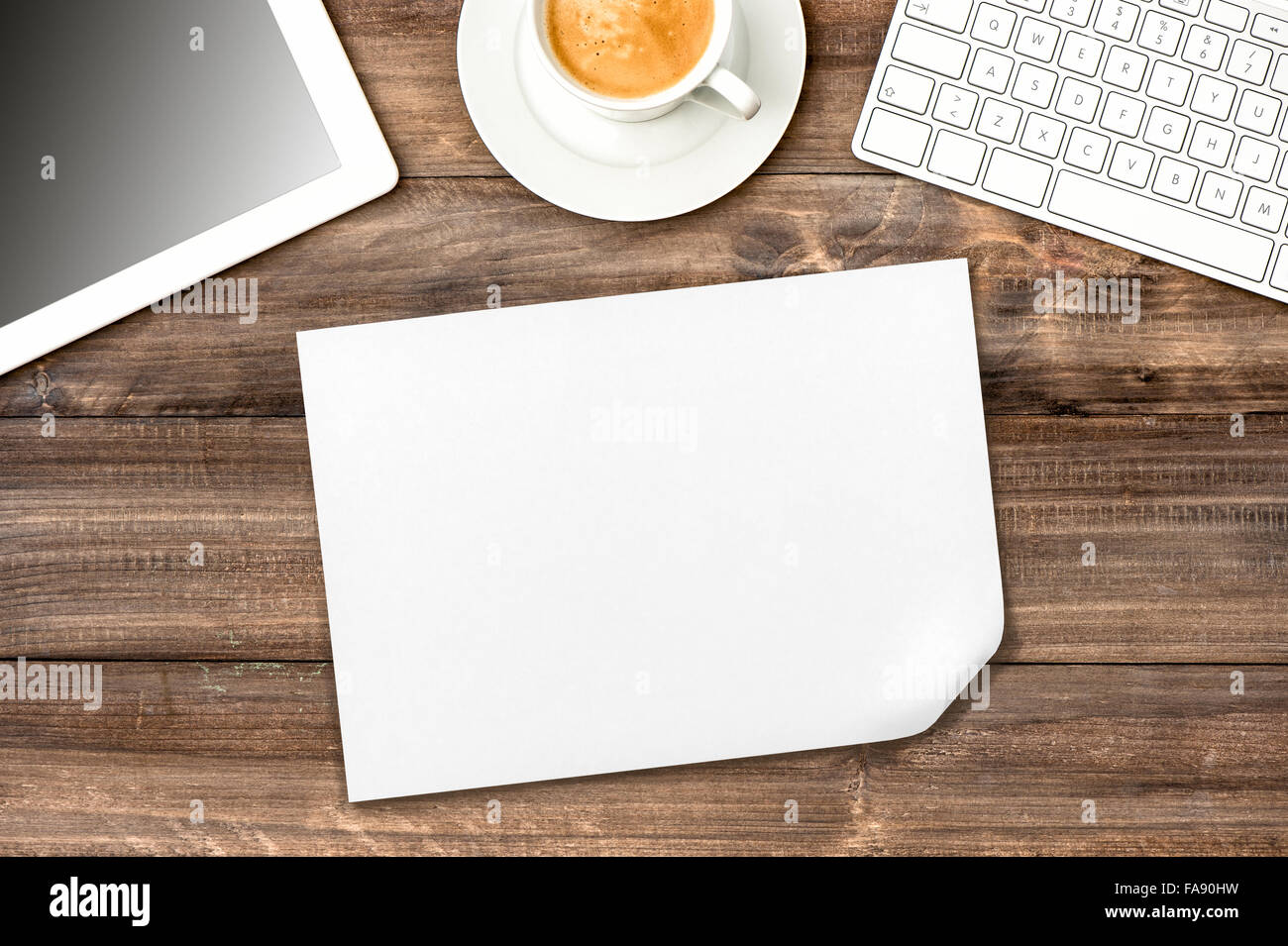 Lieu de travail avec le café, papier, numérique tablet pc. Office 24 fond de bois Banque D'Images
